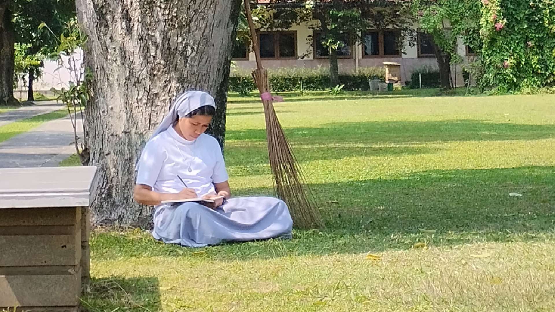 Ini ada adalah puisi terbaru 2025 yang berjudul Tentang Dia yang Selalu Ada penulis Sr. Anastasia Ivo, FMM